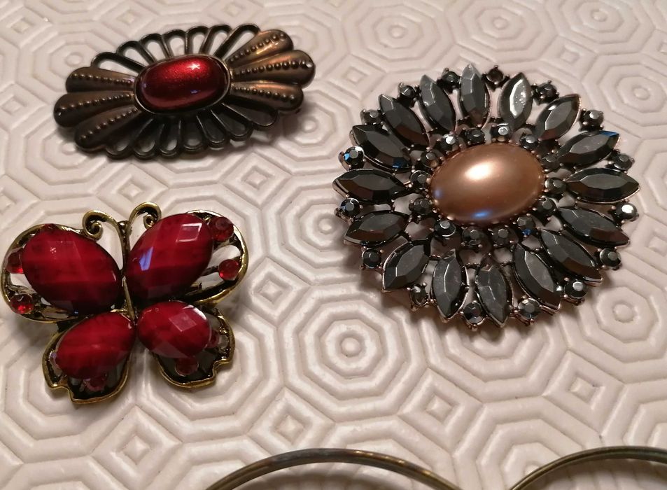 Pulseiras e alfinetes, o lote por 8€