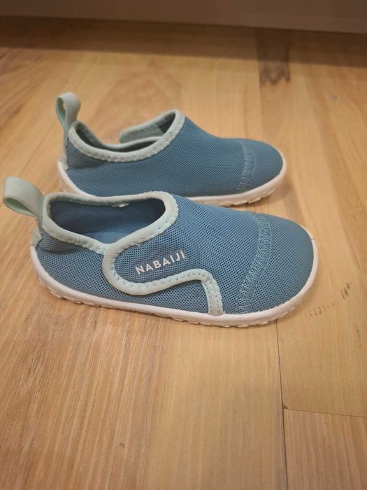 24 -25 niebieskie buty do wody dla malucha Nabaiji Aquashoes Decathlon