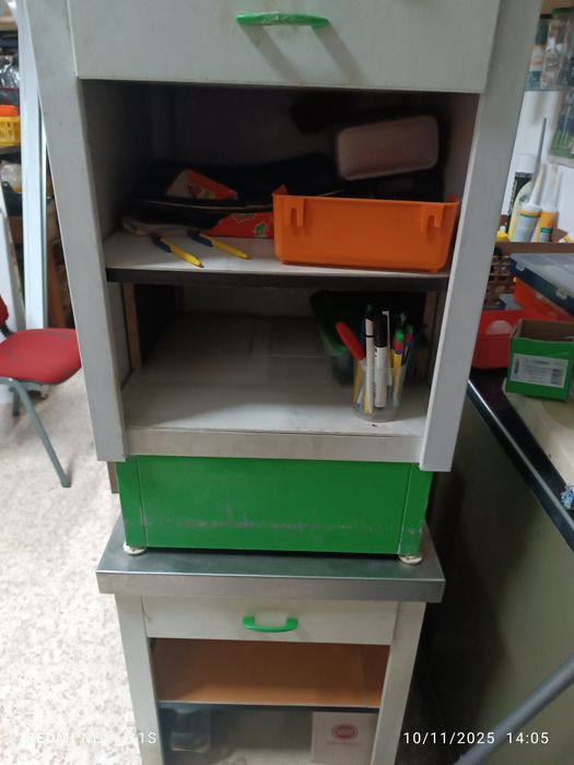 Vendo dois móveis em metal com gaveta