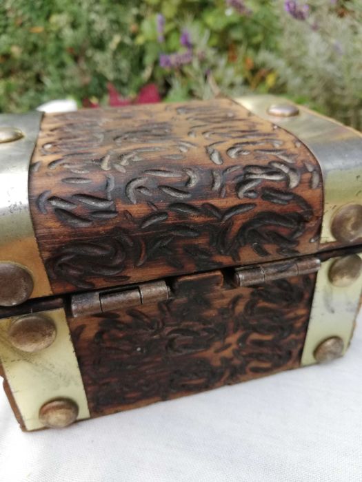 Drewniana szkatułka, kuferek na drobiazgi, biżuterię.