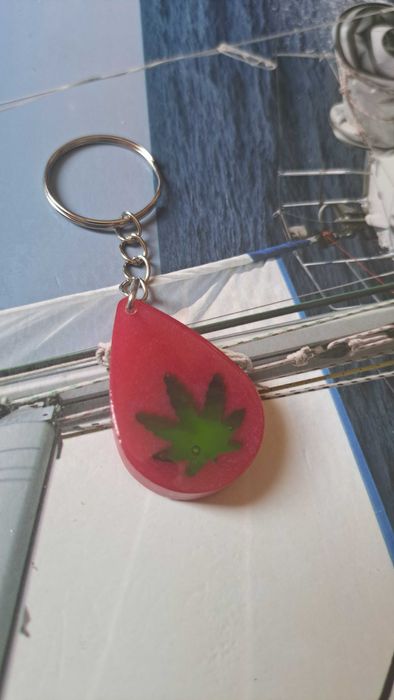 Handmade Breloczek czerwony z symbolem konopi
