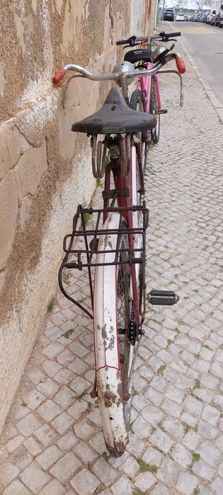 Bicicleta pasteleira antiga para restaurar
