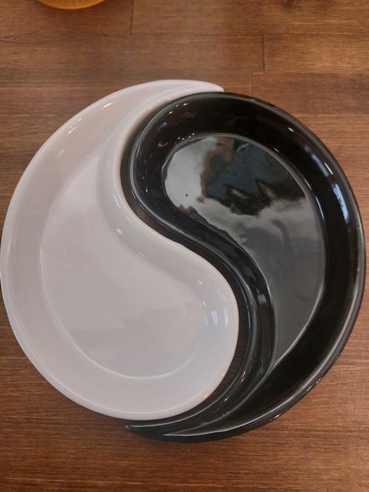 Посуд, тарілки, таця