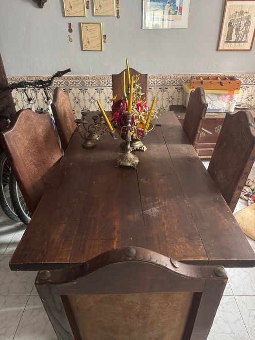 Conjunto de Móveis em Madeira Maciça – Mesa + Cadeiras + 2 Mobílias