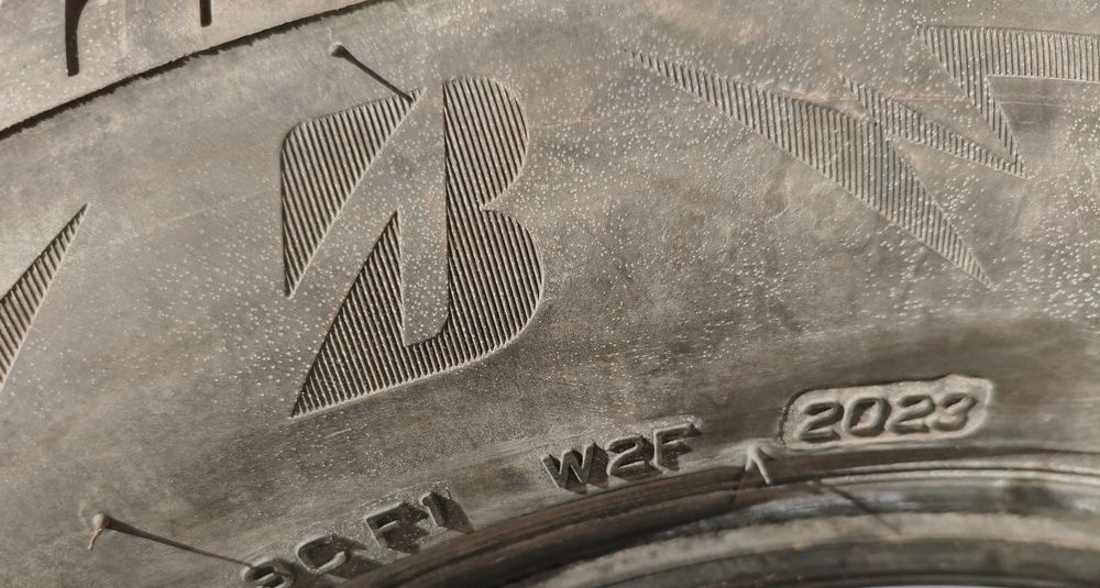 2 opony zimowe Bridgestone 215/60 R16 - 250zł sztuka