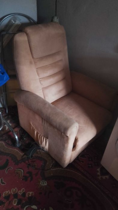 Fotel beżowy z funkcją podnoszenia - bardzo dobrze utrzymany