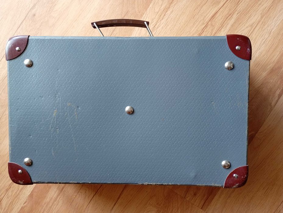 Stara walizka podróżna lata 50-te