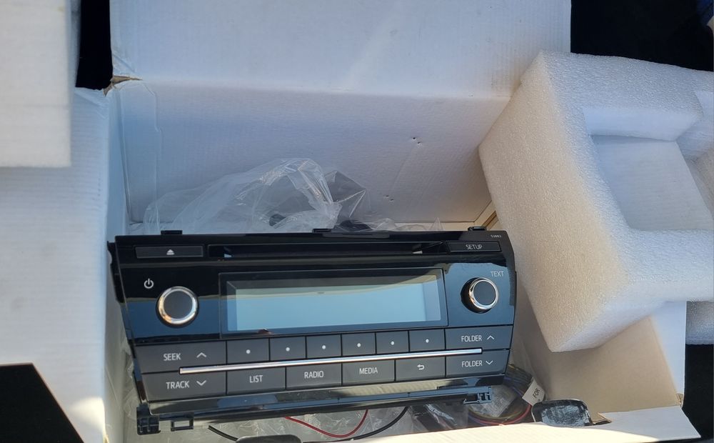 Новая! Магнитола Е13 2015года на Toyota Corolla