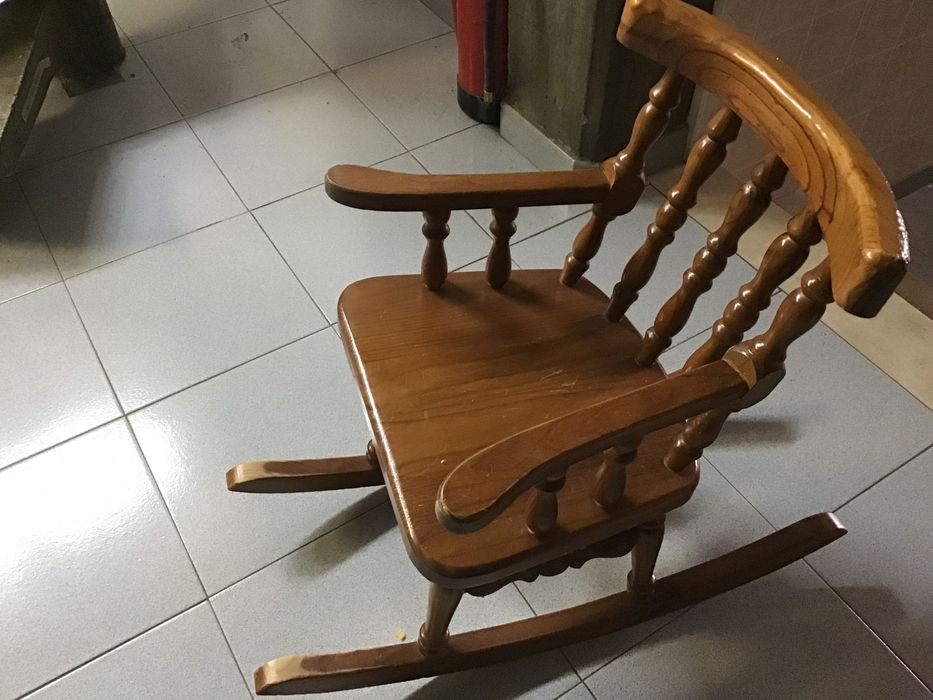 Cadeira de baloiço em madeira para criança