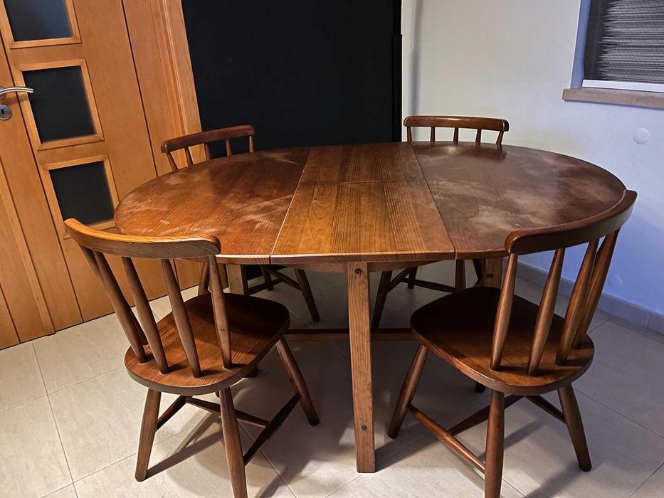 Mesa de sala com 4 cadeiras