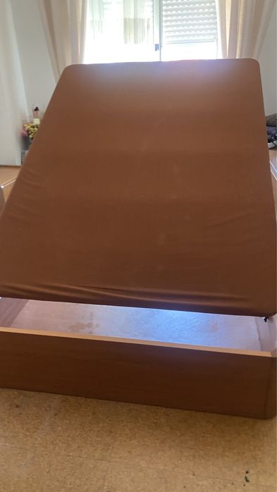 Cama sommier castanho