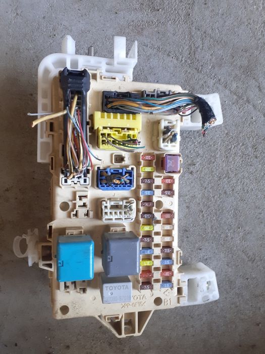 Puszka bezpieczników toyota corolla verso 2.2d