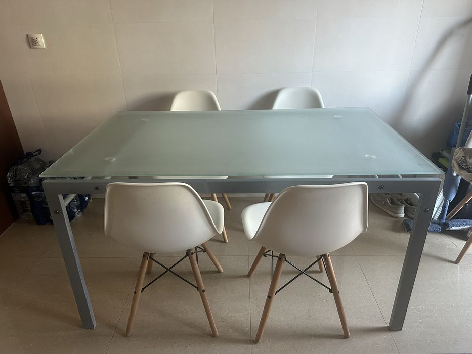 Mesa de vidro e 4 cadeiras