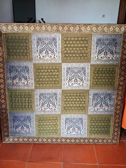 Quadro grande antigo em seda com padrao elefantes origem India