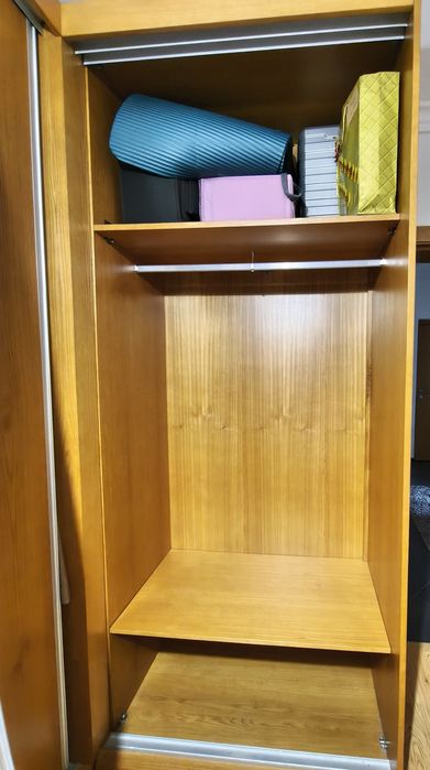 Guarda Fatos de canto em Carvalho