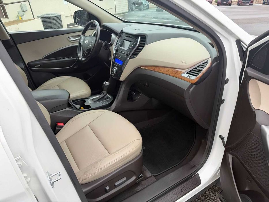 Hyundai Santa Fe SE      2016