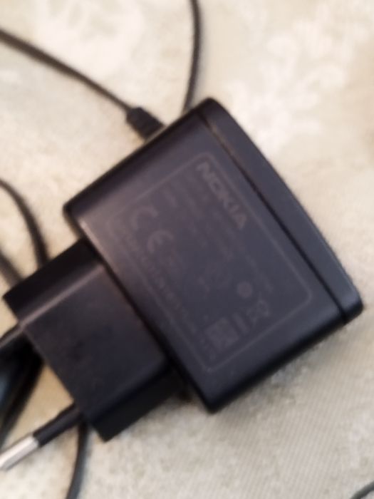 Dwie ładowarki Nokia z cienkim bolcem