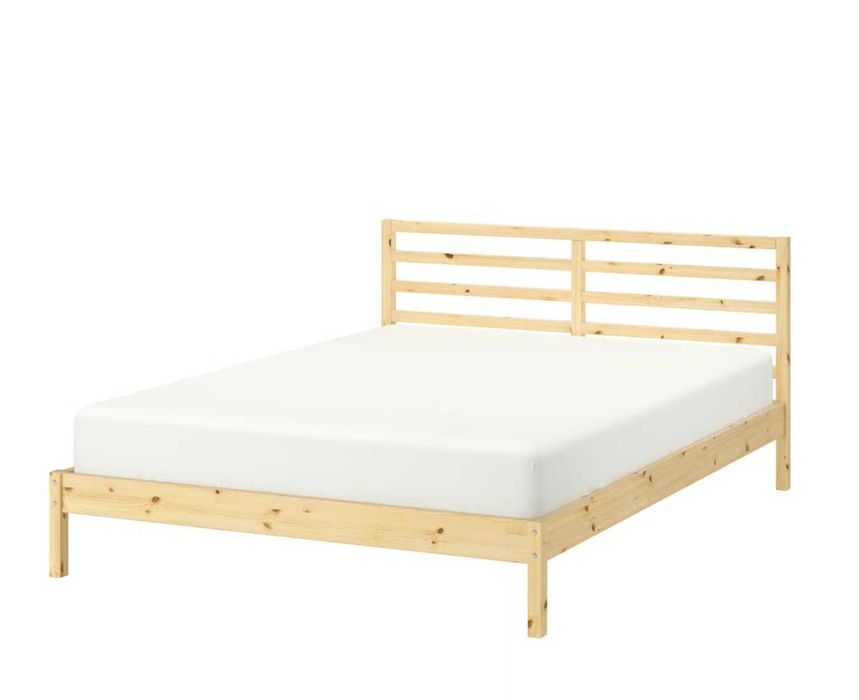 Cama tamanho queen, marca IKEA Tarva com colchão firme