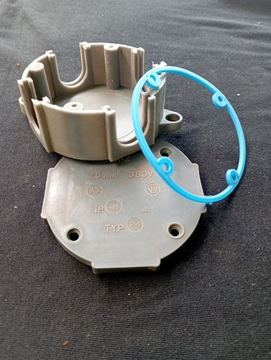 Puszka elektryczna nadtynkowa