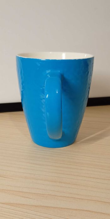 Kubek ceramiczny błękitny, motyw sweterka, prążkowany, 330 ml.