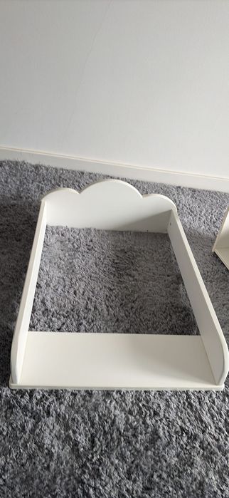 Muda fraldas com colchão e estante em forma de nuvem