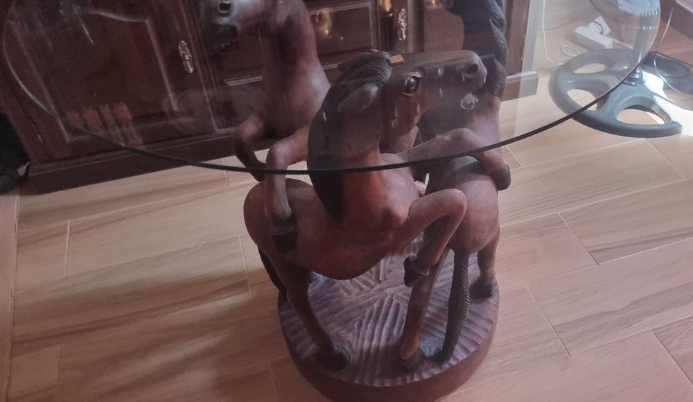 Mesa de madeira Maciça Artesanal esculpida à mão com tampo de vidro