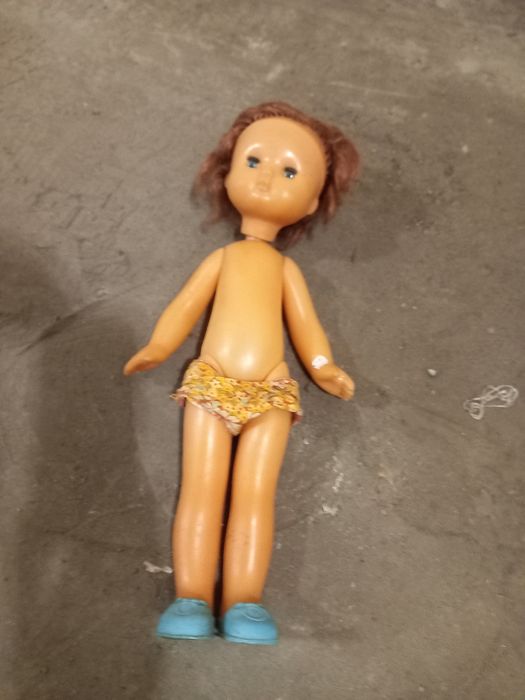 Кукла старая на резинках