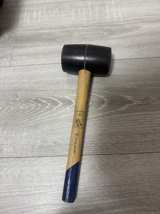 молоток для плитки, ламінату.