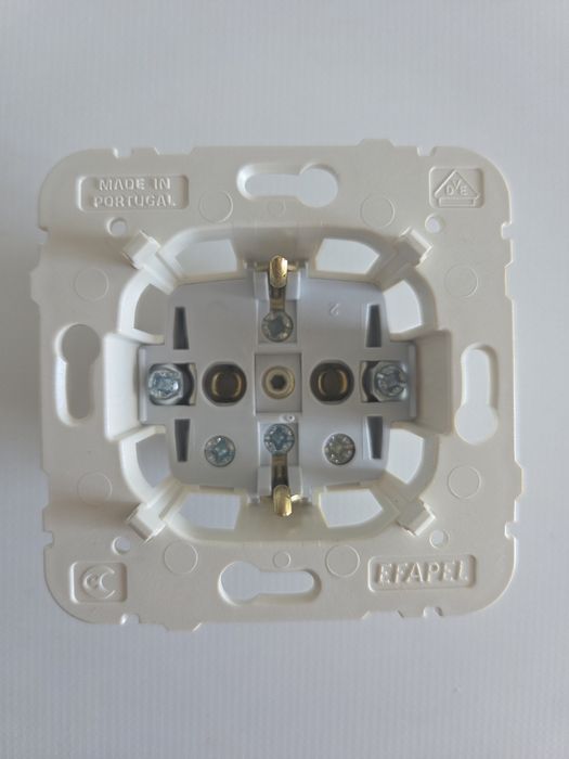 Lote de Mecanismos Elétricos Efapel (Tomada Schuko, Ficha TV/Rádio e Interruptor)