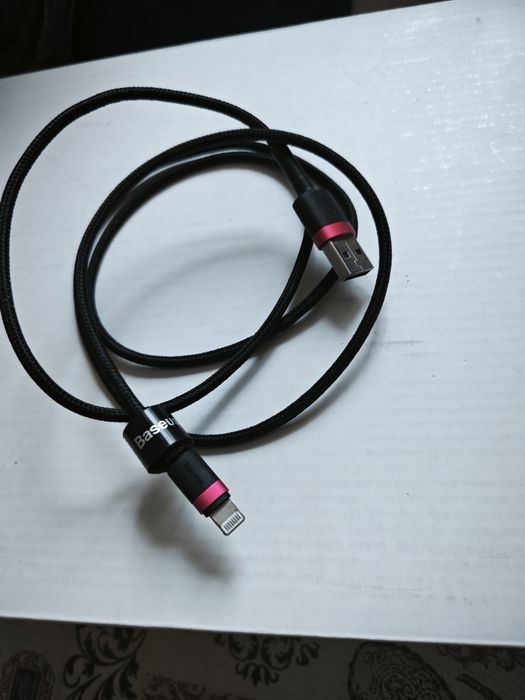 зарядки USB-A to Lightning метрові та одна триметрова