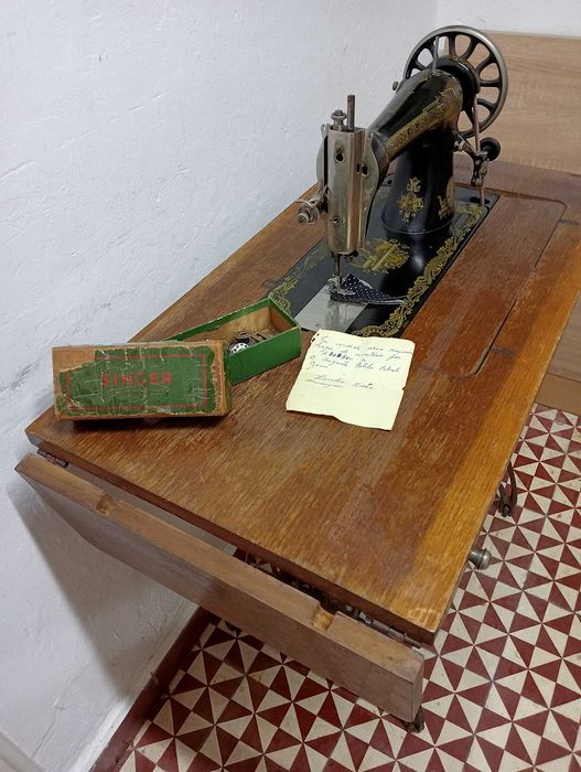 Máquina de costura Singer 
Modelo: 27K 
Ano: 1904