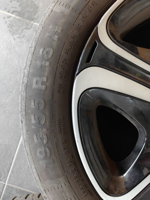 Jantes com pneus e tampões - 195/55 R16