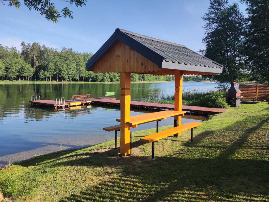 Biały Domek nad jeziorem Serwy z własną linią brzegową