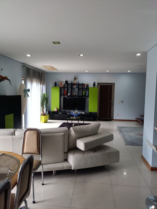 Vendo móvel moderno de parede em madeira preta,com desayne exclusivo e exótico e rústico ao mesmo tempo k eleva qualquer decoração de quarto ou sala .