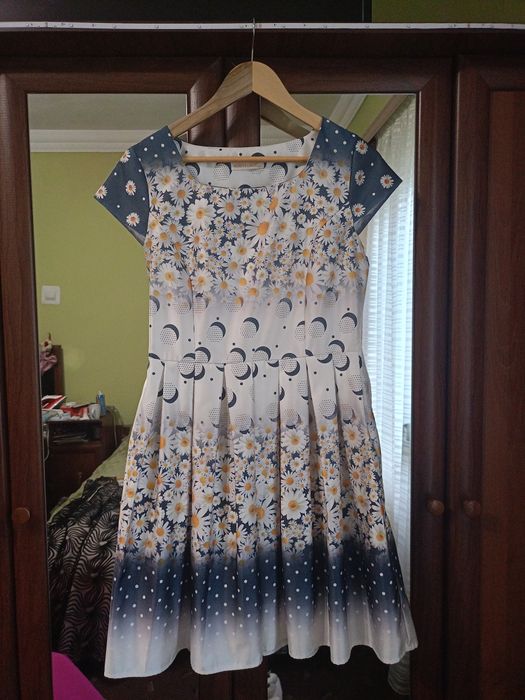 Коротка дівчача сукня з принтом ромашки