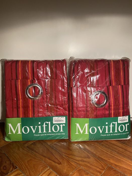 2 cortinados vermelhos