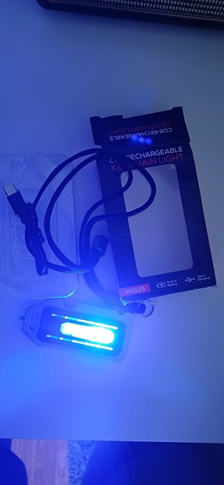 Lanterna tactica em metal