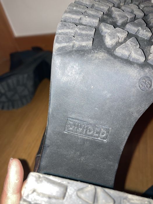 Botins pretos compensados