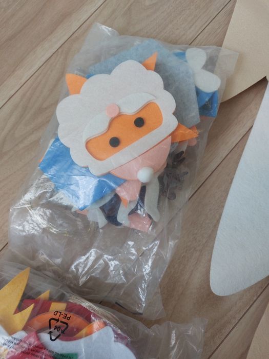 Filcowa choinka z ozdobami i łańcuchem LED