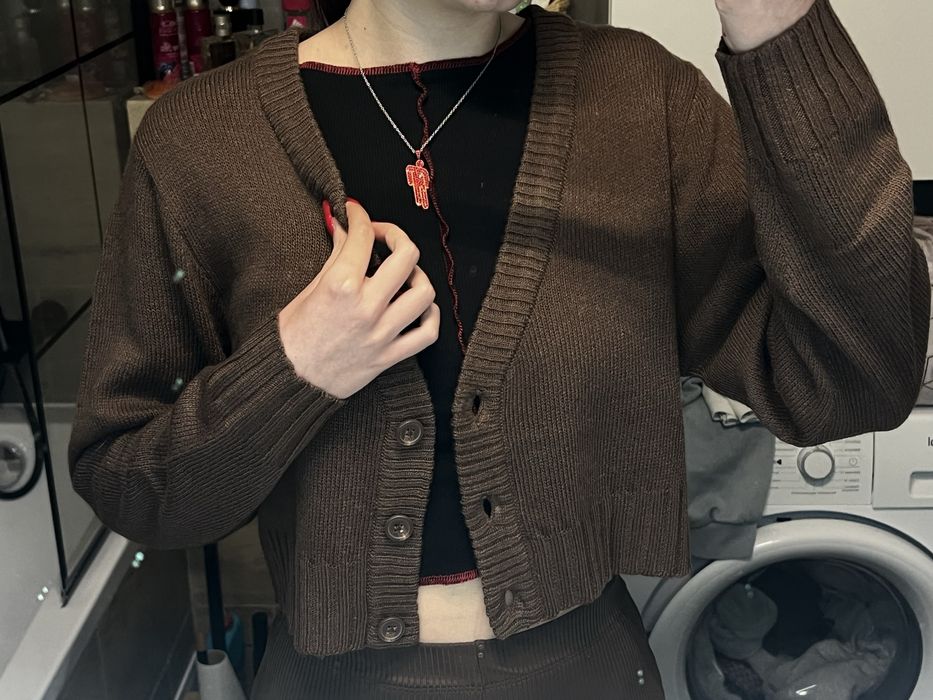 brązowy krótki sweter