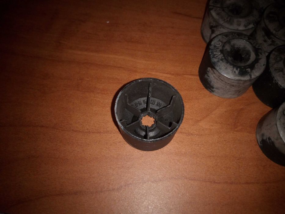 nakładki na śruby felg 17 mm pasują do VW Kapsle zaślepki czarne.