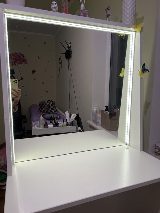 Столик с зеркалом для визажа срочна продажа/ обмін