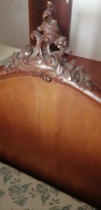cama de estilo em madeira nobre, com estrado e colchão, não entrego