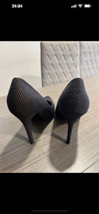 Sapatos de salto alto pretos com padrão brilhante dourado.