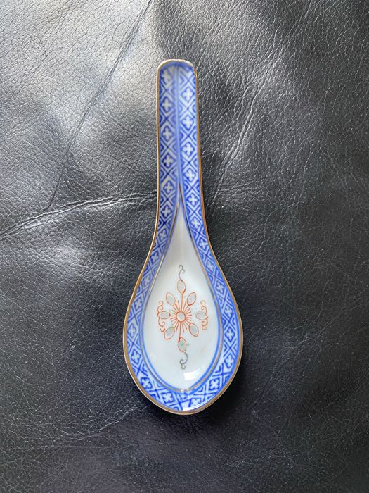 Colheres orientais decorativas em porcelana