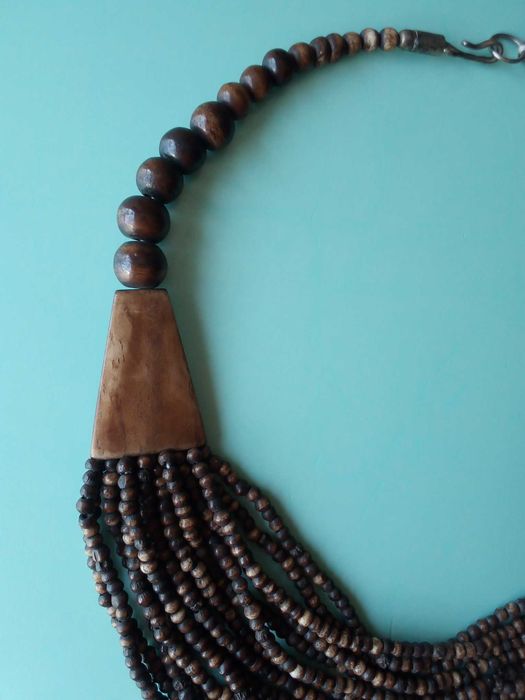 Colar com contas de madeira, usado