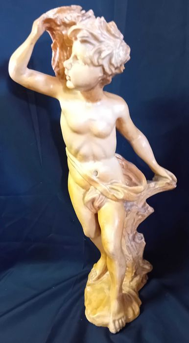 Escultura em massa, Querubin carregando bouquet de flores