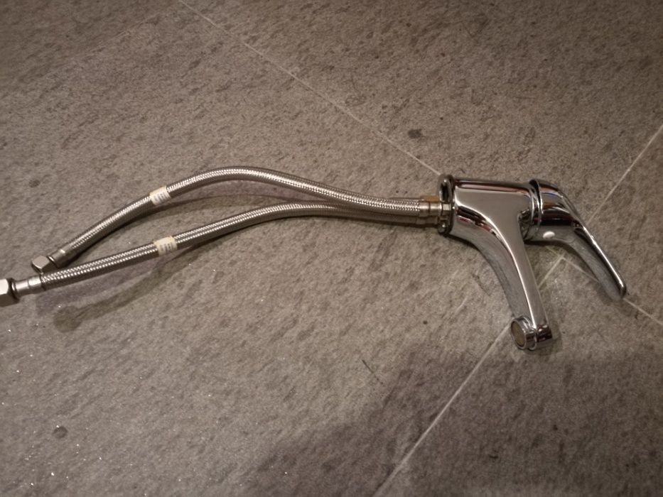 Chrome Single-Handle Basin Faucet for Toilet Bathroom.64739987270017121