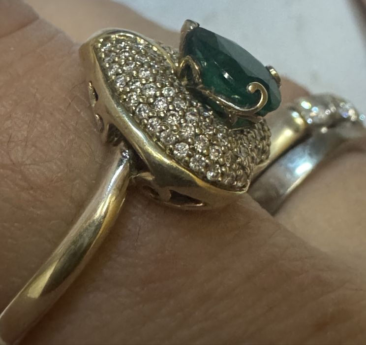 Золотое кольцо с бриллиантами и Изумрудом