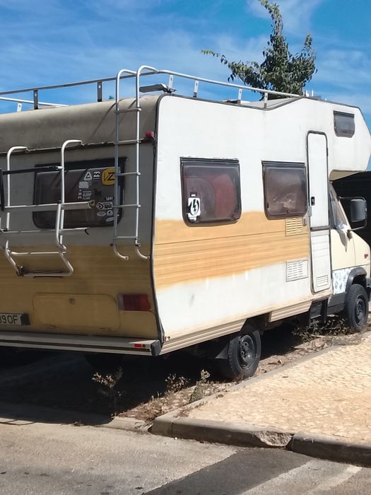 Autocaravana acidentada o resto com tudo bom interior  para quem tiver espaço e interesse em reparar tem aqui boa oportunidade é antiga pneus novos